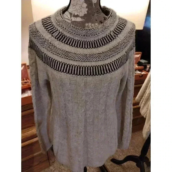 Laju Sweater - Picture 1 of 6